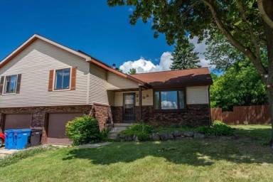 Main picture of 3909 Patrick Henry Way