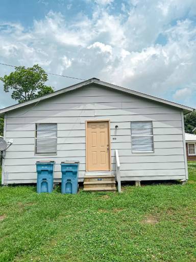 Main picture of 919 Saint Cyr Ave