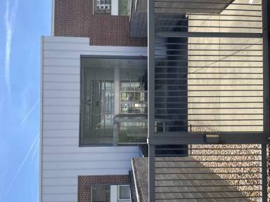 Main picture of 415 S Front St