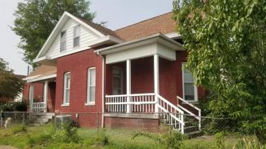 Main picture of 700 N 3rd Ave