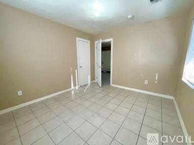 Main picture of 49 W Oakland St