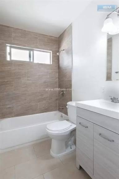 Main picture of 1222 W 39th St