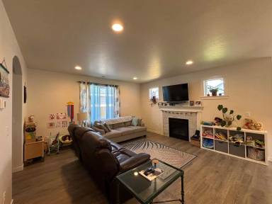 Main picture of 61358 SE Preston St