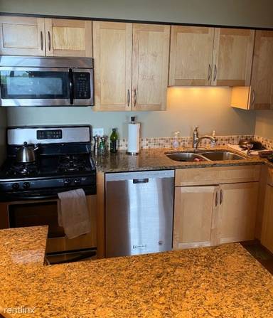 Main picture of 2144 N Lincoln Park W