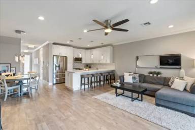 Main picture of 1329 SE 3rd Ave