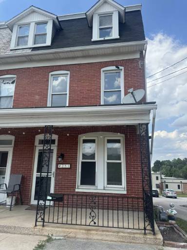 Main picture of 251 E Maple St
