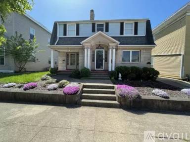 Main picture of 908 E Spring St