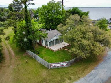 Main picture of 104 Holly Ln