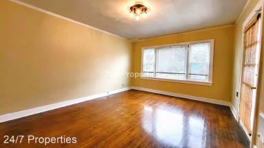 Main picture of 2910 SE Madison St