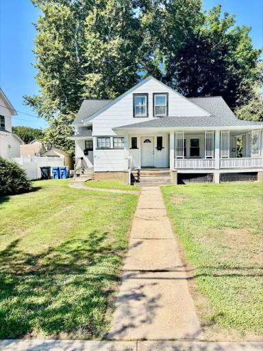 Main picture of 47 W Maple Ave