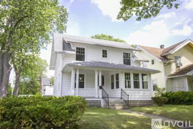 Main picture of 701-737 Hampton Ave