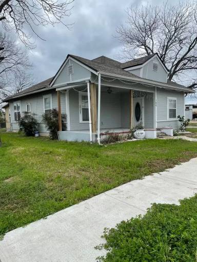 Main picture of 106 E 3rd St