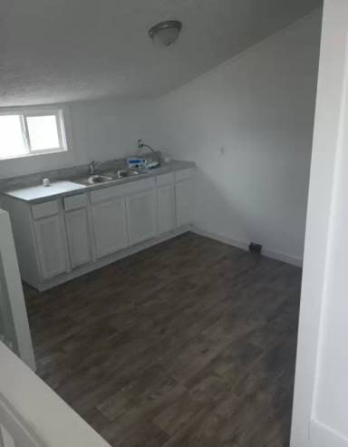 Main picture of 1023 E 8 St