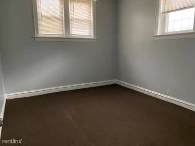 Main picture of 7549 S Kenwood Ave