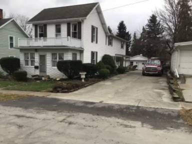 Main picture of 222 Maple St