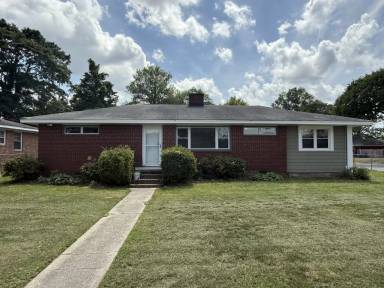 Main picture of 2500 E 3rd St
