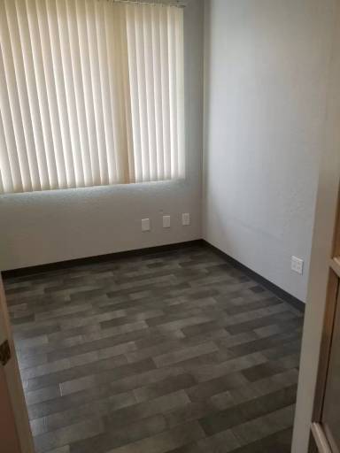 Main picture of 1401 W 40th Ave