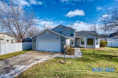 Main picture of 548 S Linder Rd