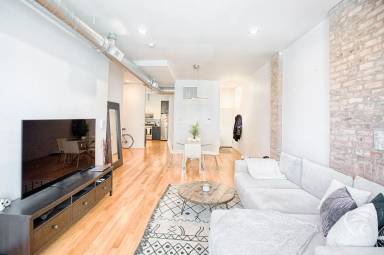 Main picture of 1164 N Milwaukee Ave