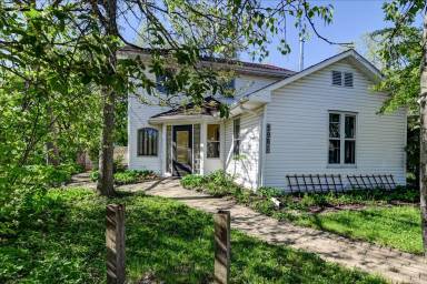 Main picture of 2961 Union St