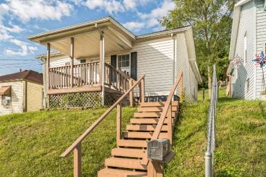Main picture of 415 Simpson Ave