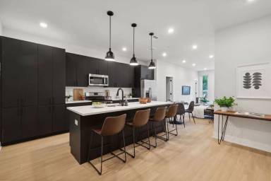 Main picture of 6910 Ridge Ave