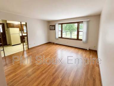 Main picture of 905 W 18th St