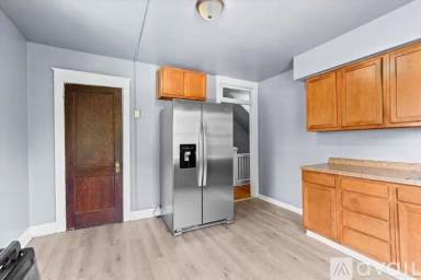 Main picture of 402 W James St