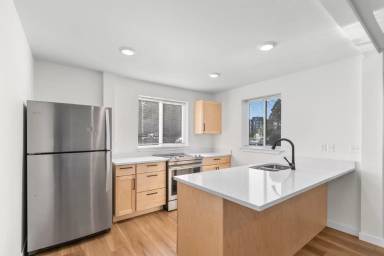 Main picture of 1305 E Maple St