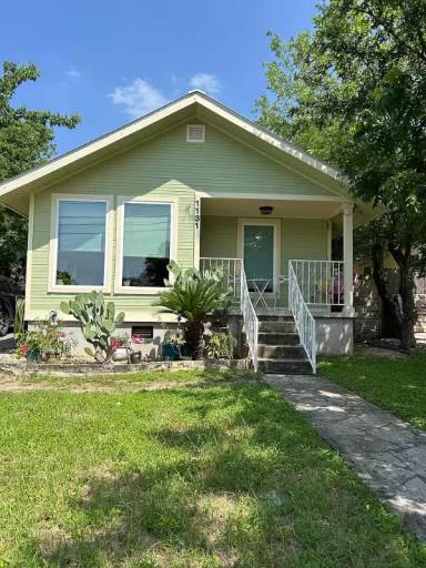Main picture of 1131 Leona St