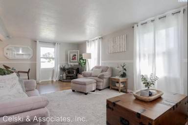 Main picture of 102 N Palouse St