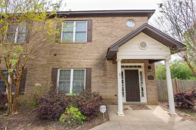 Main picture of 906 Annalue Dr