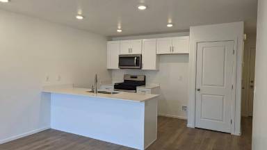 Main picture of 544 S May Dr