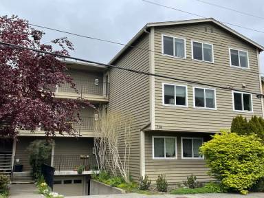 Main picture of 734 N 94th St