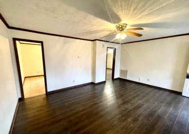 Main picture of 215 Geoff Ln