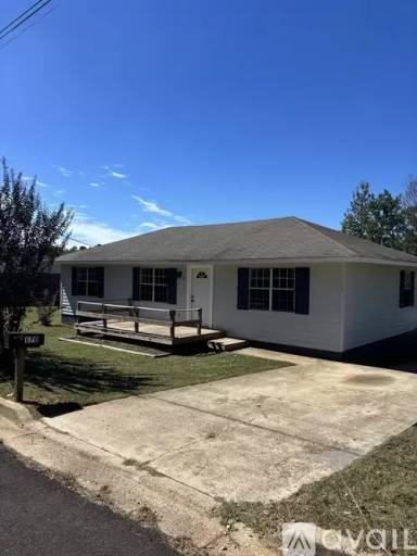 Main picture of 170 Colonial Cir