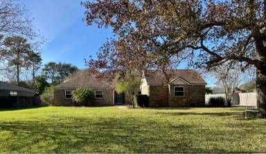 Main picture of 2270 The Woods Dr E