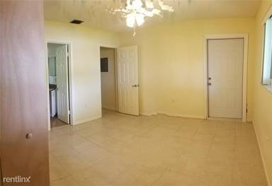 Main picture of 4224 SW 63rd Ave