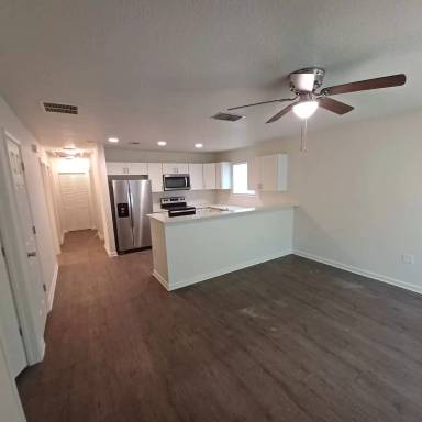 Main picture of 757 W 6th St