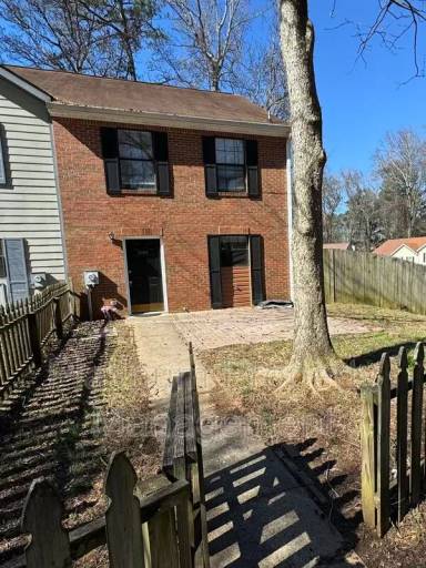 Main picture of 2004 Pat Mell Pl SE