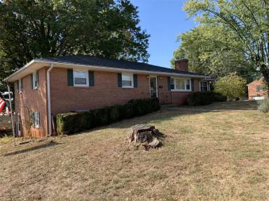 Main picture of 921 Sanhill Dr