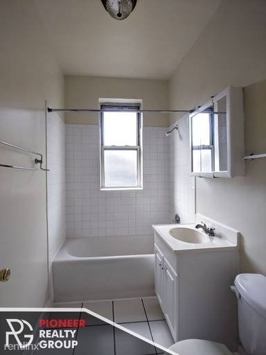 Main picture of 550-60 W Aldine Ave