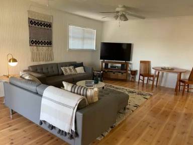 Main picture of 117 W Davis St