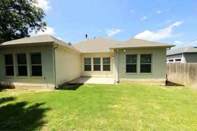 Main picture of 2704 Mission St