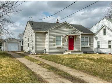 Main picture of 3208 E 9th St