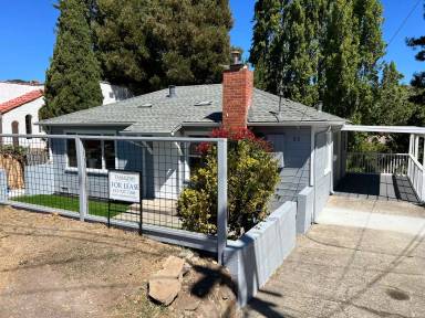 Main picture of 23 Locke Ln
