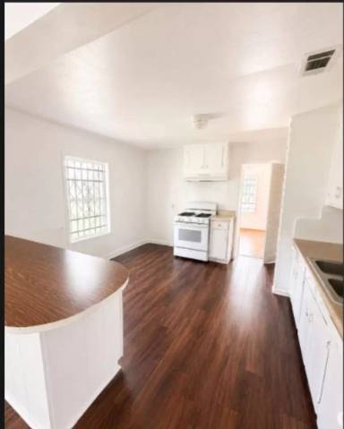 Main picture of 3255 Waverly St