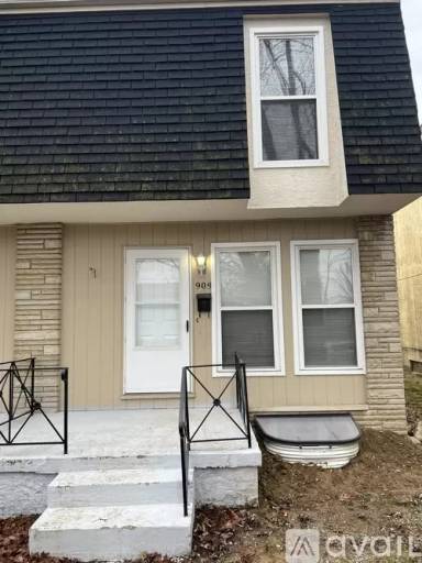 Main picture of 909 S Roys Ave
