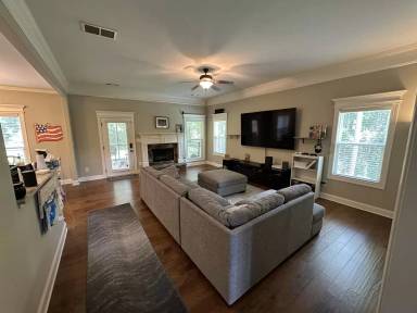 Main picture of 10 Laurel Rdg