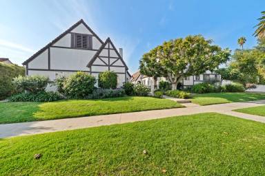 Main picture of 849 1/2 N Poinsettia Pl